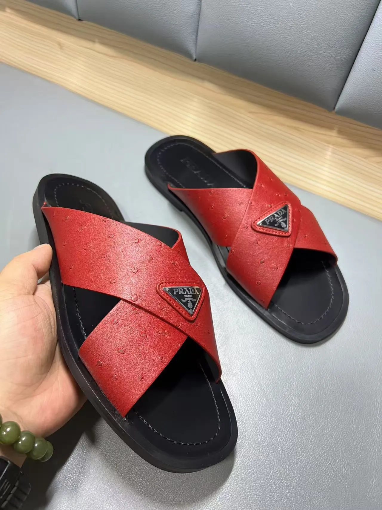 340💰PRADA Prada’s latest slippers are synchronized with the official website. This slipper is made of the brand’s unique and iconic Saffiano leather. The brand logo jumps out from the double straps, and the brand style is clearly visible. Cowhide gives men elegant charm and functional design, making it an ideal choice for vacation and leisure. Size:38-45